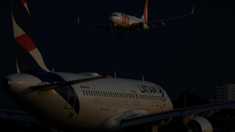 Aeronaves de Gol e Latam no aeroporto de Congonhas (SP)