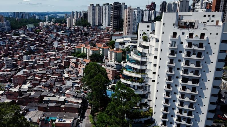 Edifício de luxo construido ao lado da comunidade do Paraisopolis virou simbolo da desigualdade social no Brasil