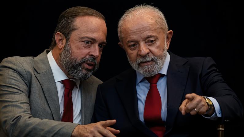 Alexandre Silveira e o presidente Lula durante reunião do CNPE em 2025