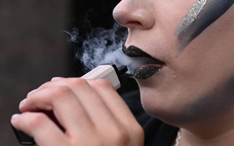 Mulher usa vape na rua em Wembley, em Londres, Reino Unido
