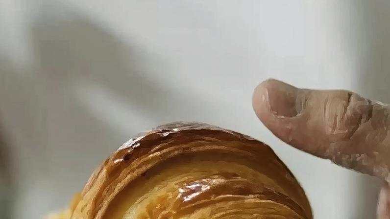 Croissant - Um clássico pão folhado francês, crocante por fora e macio por dentro, perfeito para o café da manhã ou lanche