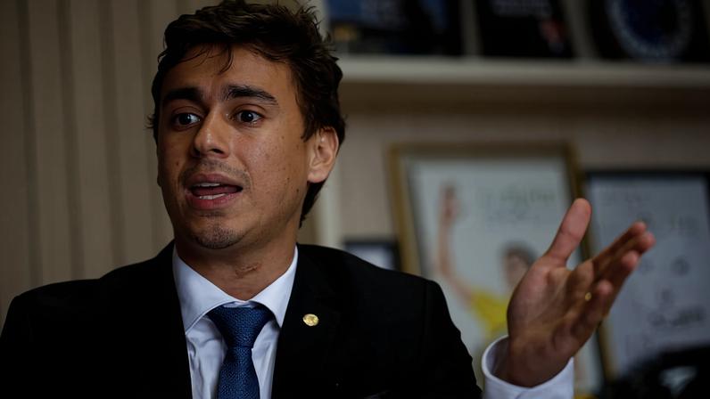 Nikolas Ferreira (PL-MG) no gabinete dele na Câmara dos Deputados durante entrevista à Folha