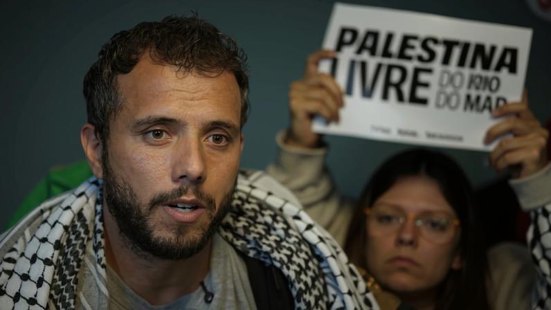 O ativista brasileiro Thiago Ávila ao desembarcar no Aeroporto de Guarulhos, em São Paulo, após ser deportado de Israel em 2025