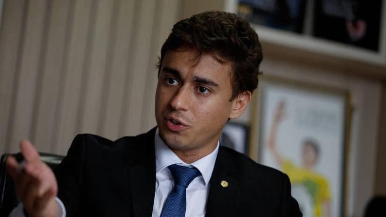 O deputado federal Nikolas Ferreira (PL-MG) durante entrevista à Folha em seu gabinete, em Brasília