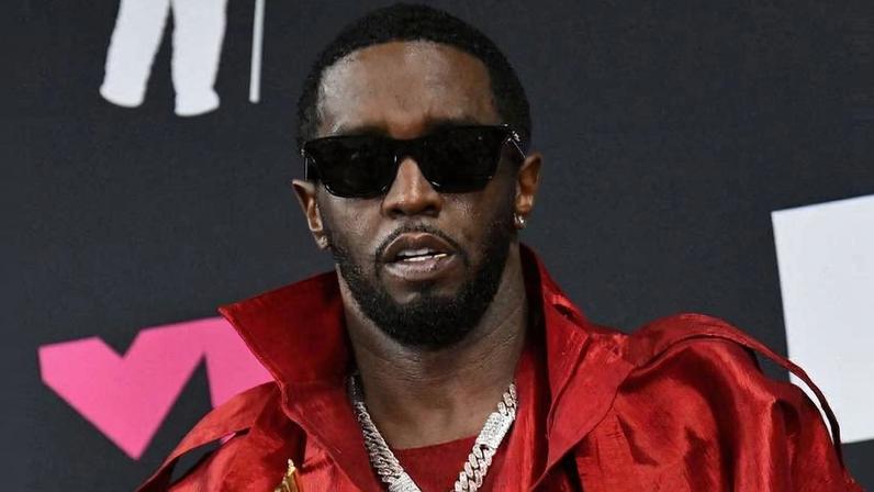 O produtor e músico americano Sean "Diddy" Combs gesticula durante o MTV Video Music Awards