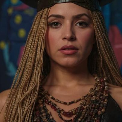 Anitta atende fãs e tenta incluir Shakira em vídeo de CHOKA CHOKA