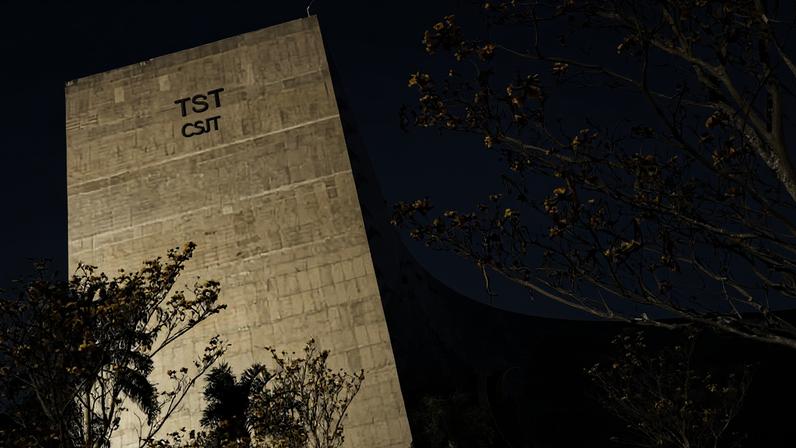 Fachada do TST (Tribunal Superiordo Trabalho); tribunal garantiu indenização a trabalhador demitido logo após ser contratado