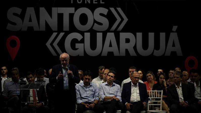 O presidente Lula, observado pelo governador de São Paulo, Tarcísio de Freitas, discursa durante lançamento de edital do túnel Santos-Guarujá - Zanone Fraissat-27.fev.25/Folhapress