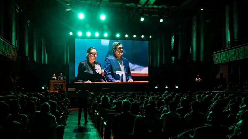 Lilia Cabral e Zeca Camargo foram mestres de cerimônias do Prêmio Empreendedor Social 2025 na Sala São Paulo