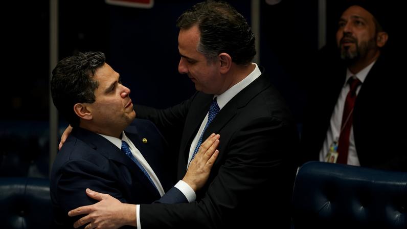 Davi Alcolumbre abraça Rodrigo Pacheco ao ser eleito presidente do Senado para um segundo mandato