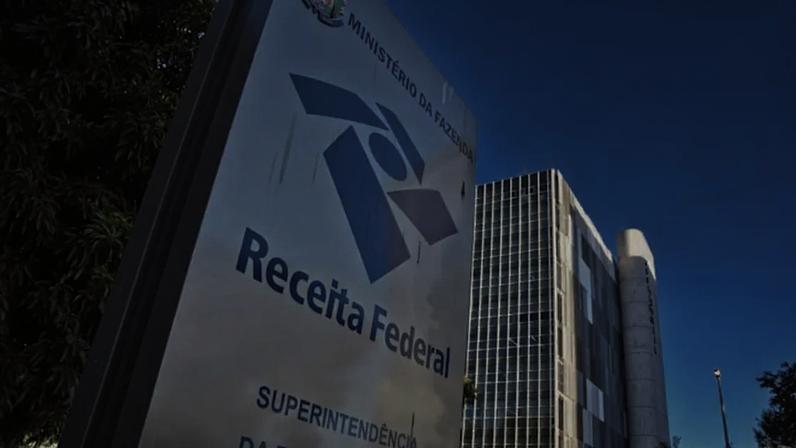 Prédio da Receita Federal. Placa de indicação.