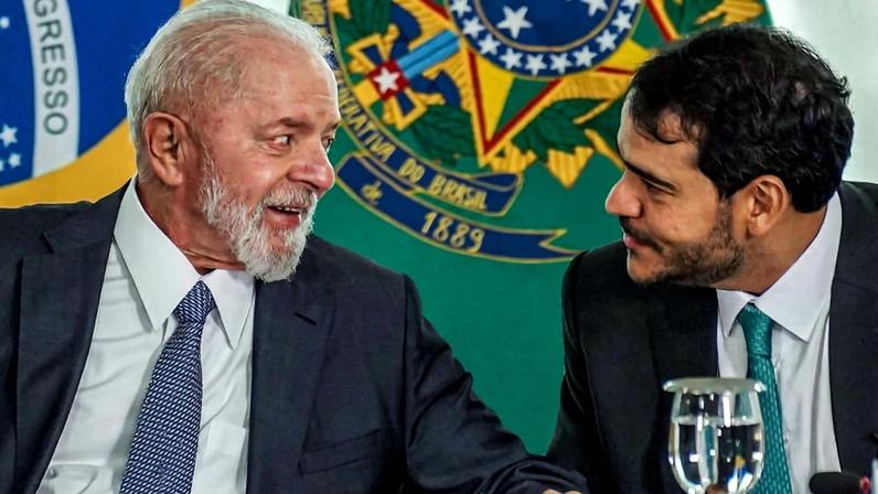 Presidente Lula (PT) conversa com o advogado-geral da União, Jorge Messias