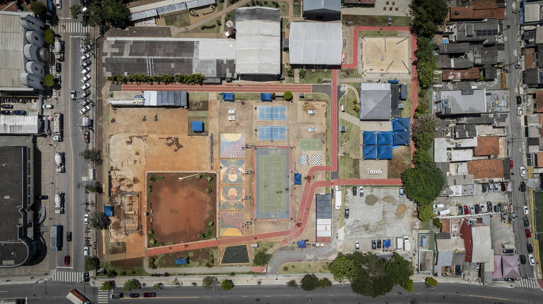 Obras para construção de imóveis no bairro Jardim São Luís, em São Paulo