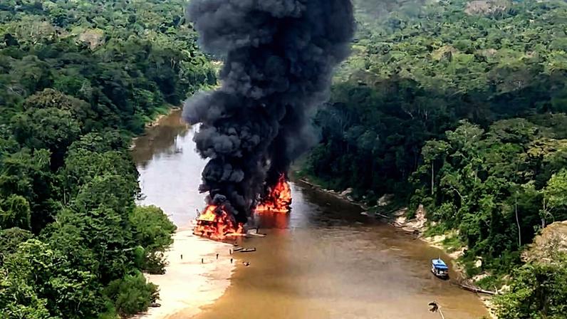 PF participa de operação que resultou na destruição de 60 balsas de extração ilegal de ouro na Amazônia