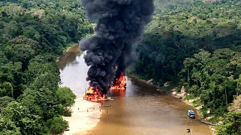PF participa de operação que resultou na destruição de 60 balsas de extração ilegal de ouro na Amazônia