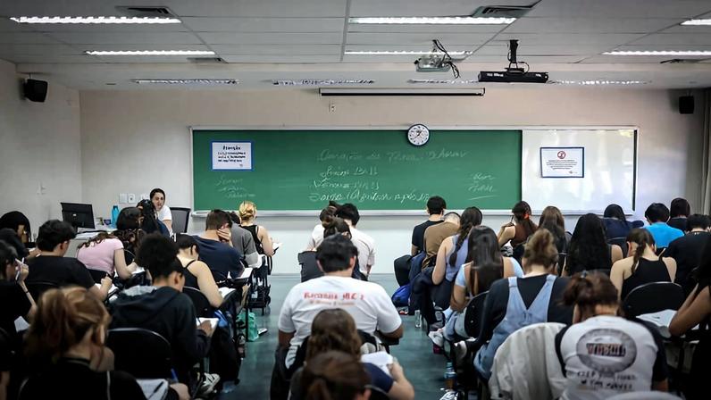 Movimentação e chegada dos candidatos para a primeira fase da Fuvest, vestibular da USP