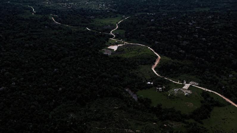 Vista aérea de trecho do ramal Barbary, estrada aberta no Acre para ligar os municípios de Cruzeiro do Sul e Porto Walter