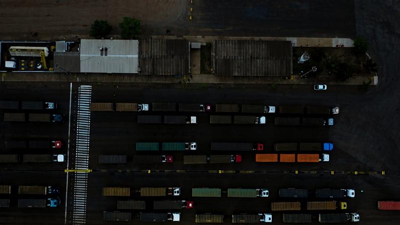 Fila de caminhões para processo de descarregamento em terminal em Rondonópolis-MT