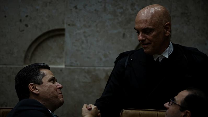 O ministro Alexandre de Moraes, do STF, e o presidente do Senado, Davi Alcolumbre, em sessão solene na corte