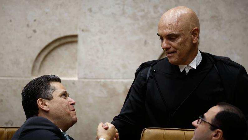 O presidente do Senado, Davi Alcolumbre, cumprimenta o ministro Alexandre de Moraes em sessão de posse no STF
