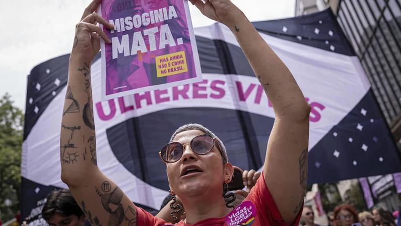 Mulher protestando durante manifestação em frente ao MASP após aumento de feminicídios e de casos de violência contra a mulher