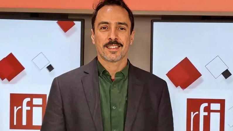 O cineasta Saullo Farias Vasconcellos, diretor do documentário “Oní Sáà Wúre – Lavagem da Sapucaí” e fundador da associação “La Terreirada”, em Paris.