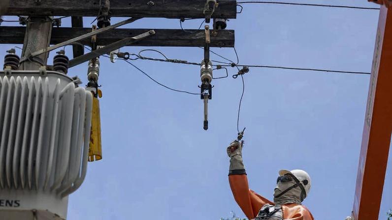 Manutenção em cabos de energia durante apagão na cidade de São Paulo