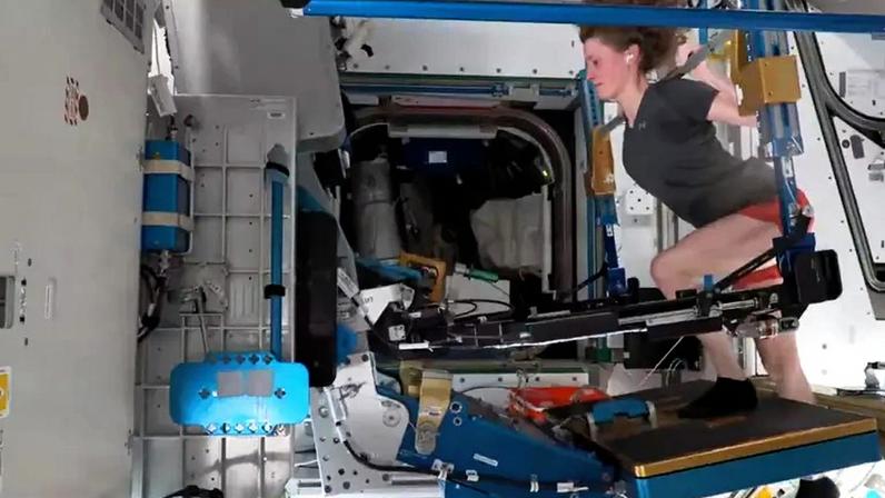 Entenda como astronautas treinam o corpo e a mente para missões lunares e por que a microgravidade exige força, resistência e adaptação