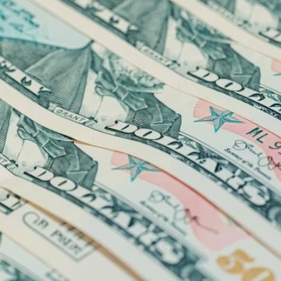 Dólar abre próximo da estabilidade com guerra no Irã em foco