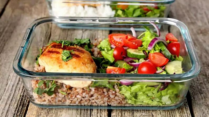 Frango grelhado com salada e trigo-sarraceno