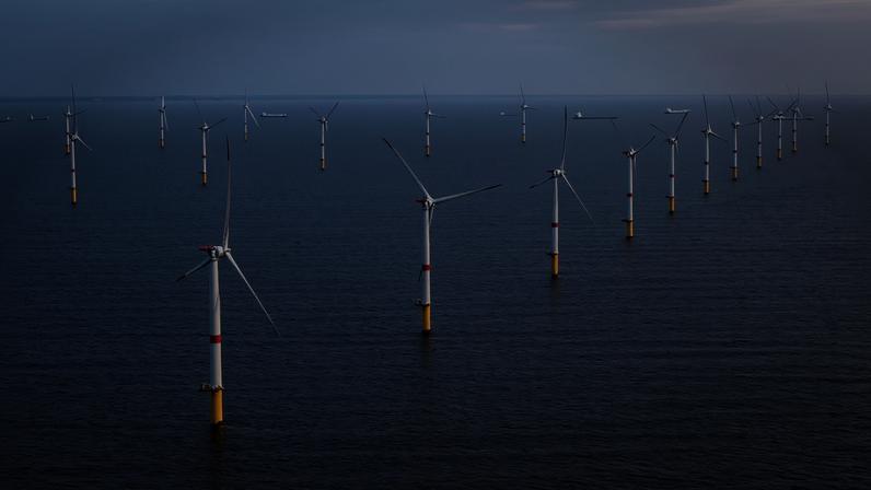 Vista aérea de turbinas de energia eólica offshore na França
