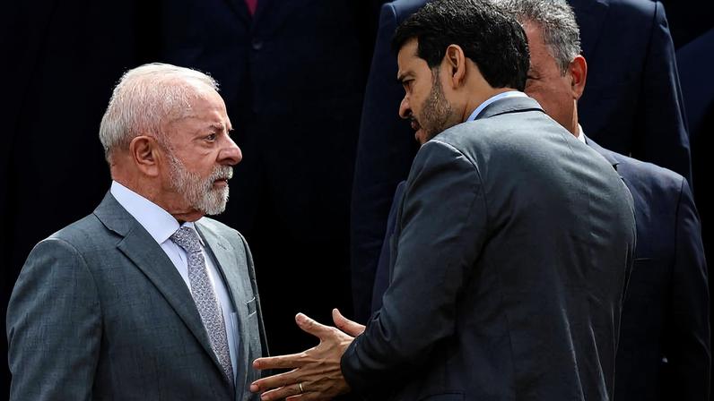 O presidente Lula (PT) ao lado do Advogado-Geral da União, Jorge Messias, antes de posar para foto em reunião ministerial do ano passado.