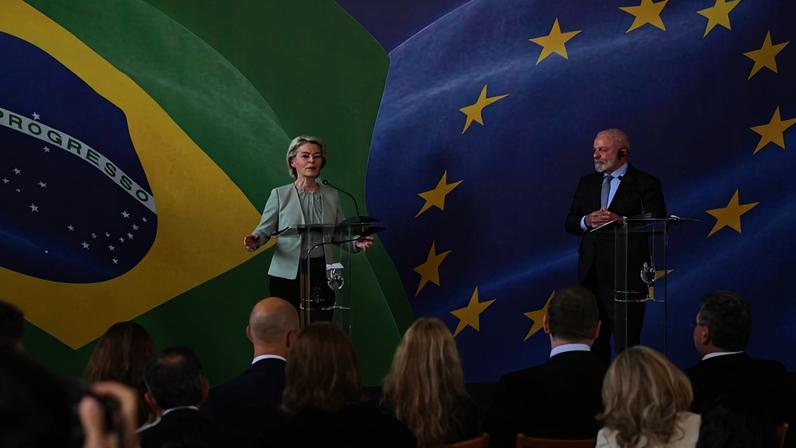 Presidente da Comissão Europeia, Ursula von der Leyen, discursa com presidente do Brasil, Luiz Inácio Lula da Silva, durante conferência no Rio de Janeiro