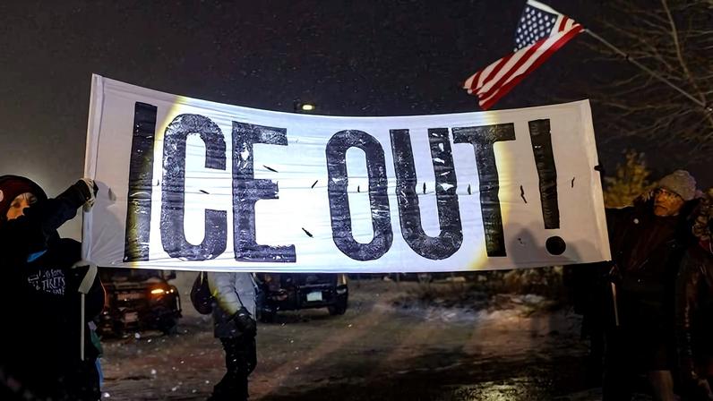 Manifestantes protestam contra a política de imigração dos Estados Unidos em Minneapolis, Minnesota