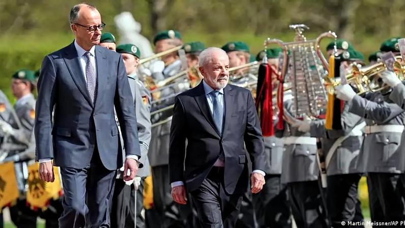 Merz e Lula passando em revista a tropas alemãs em Hannover
