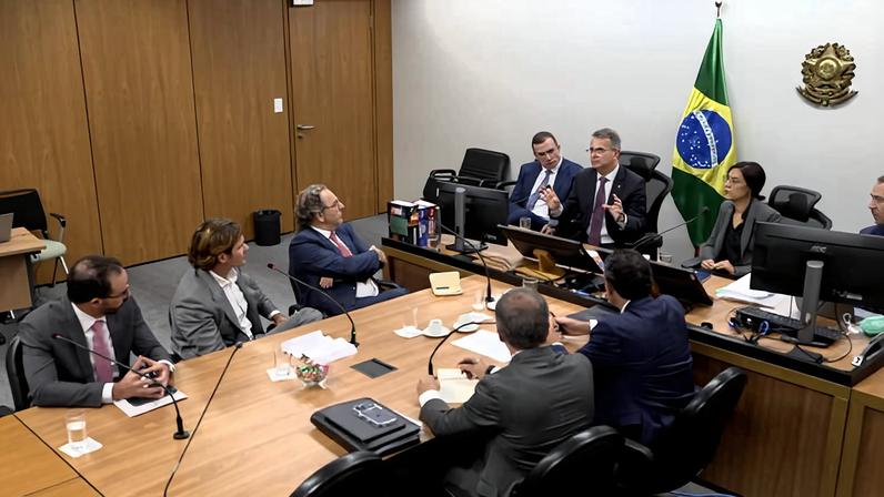 Acareação entre o fundador do Banco Master, Daniel Vorcaro (ao centro, do lado esquerdo da mesa), e o ex-presidente do Banco de Brasília (BRB), Paulo Henrique Costa (de costas, terno cinza)