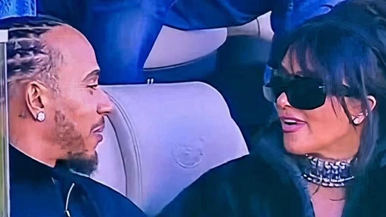 Lewis Hamilton conversa com Kim Kardashian em estádio