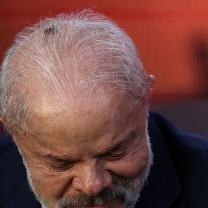 Lula faz cirurgia para remoção de câncer de pele no couro cabeludo