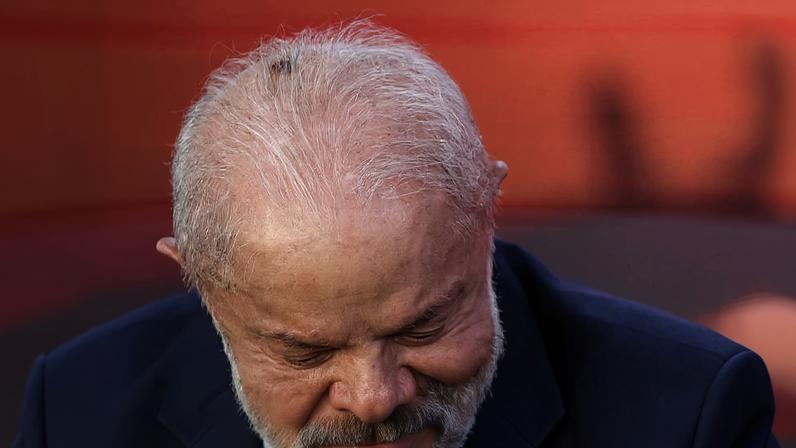 Mancha na cabeça do presidente Lula (PT), vista durante cerimônia no Planalto