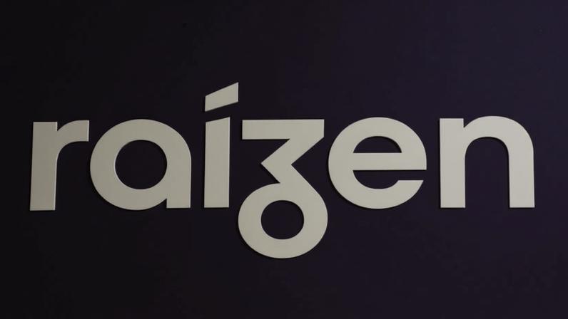 Logotipo da empresa Raízen em letras brancas sobre fundo roxo, com design moderno e estilizado.