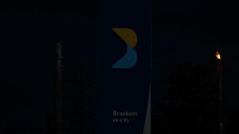 Placa da petroquímica brasileira Braskem em frente a uma de suas unidades em Triunfo, no RS