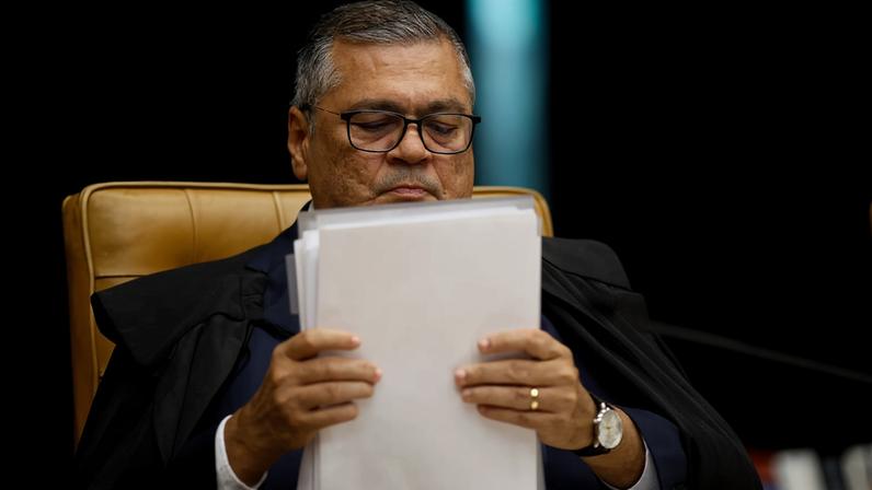O ministro Flávio Dino durante sessão plenária do STF (Supremo Tribunal Federal), sob a presidência do ministro Edson Fachin