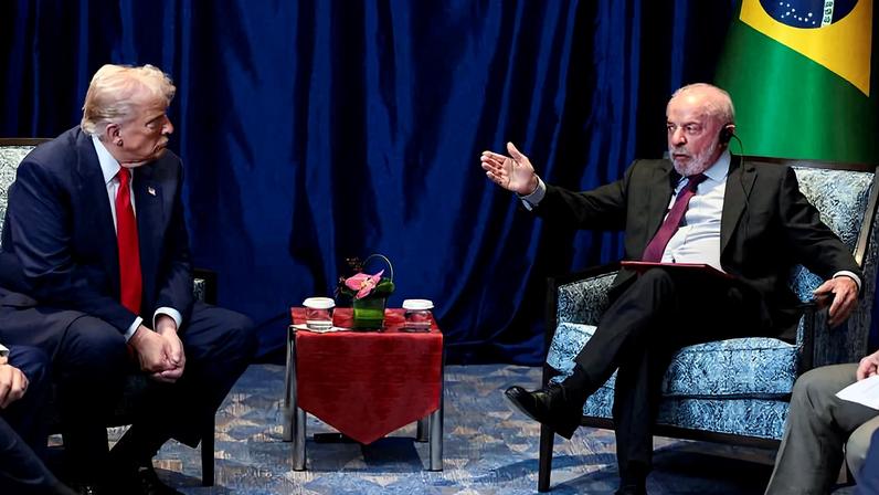 Lula e Donald Trump conversam em Kuala Lumpur, na Malásia, em encontro no ano passado