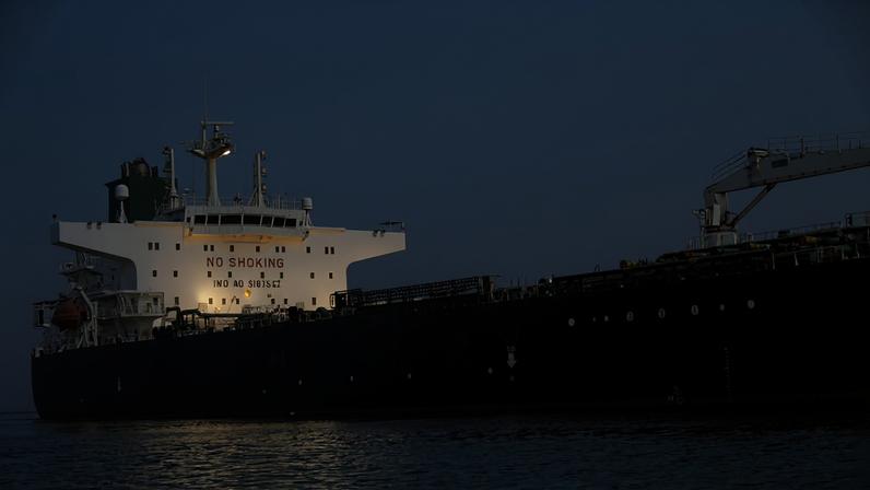 Navio no estreito de Hormuz; passagem virou um dos principais focos da guerra no Irã, com disputas entre EUA e Irã