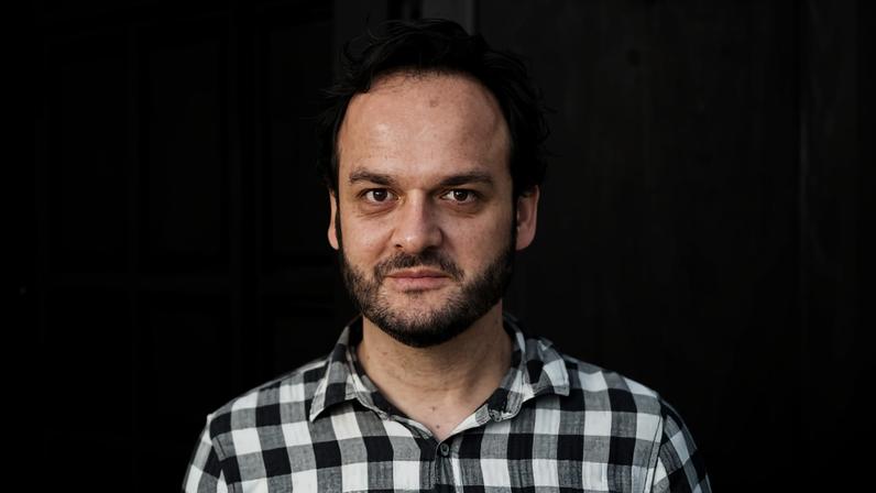 O autor colombiano Juan Cárdenas