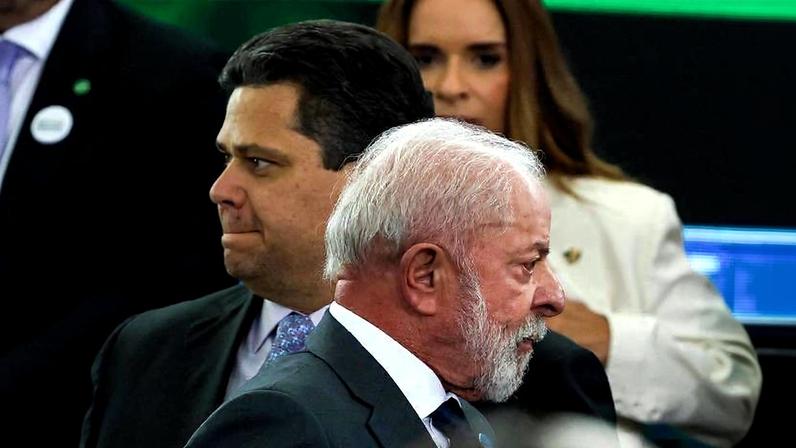 O presidente do Senado, Davi Alcolumbre (UNIÃO), e o presidente Lula participam da cerimônia de lançamento do Pacto Brasil de Combate ao Feminicídio no Palácio do Planalto, em Brasília