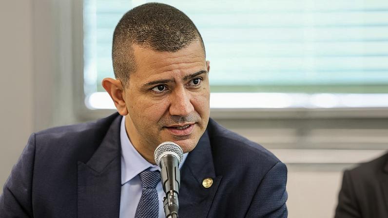 O deputado Douglas Ruas (PL), em sessão da Alerj, em 2023