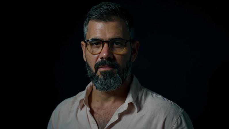 Juliano Cazarré, que tem contrato longo com a Globo