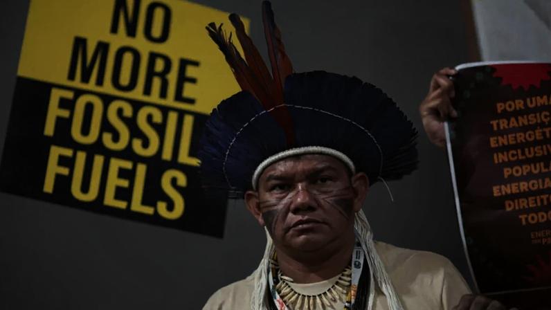 Ativistas protestam contra os combustíveis fósseis durante a Conferência do Clima de Belém (COP30). (13/11/2025)