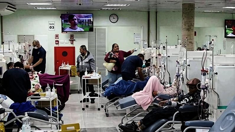 Pacientes fazem sessão de hemodiálise em clínica habilitada pelo SUS, em São Paulo